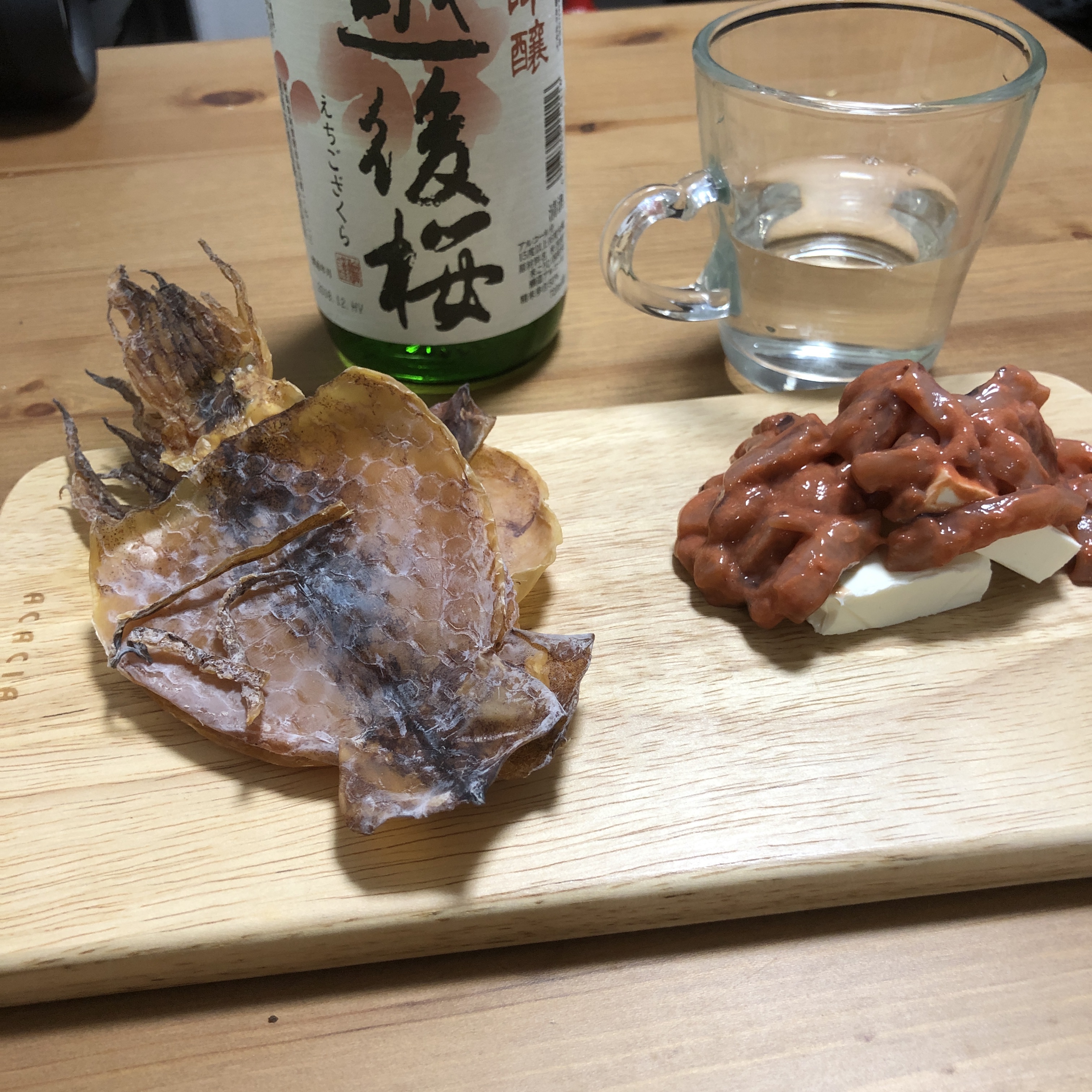 kiriに塩辛乗せるとすごい美味しいですよ。日本酒に合いますのでぜひに！